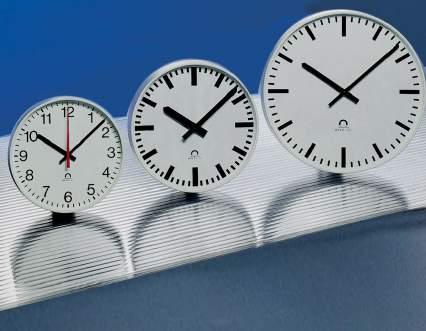 Model FLEX Robustní a přesto elegantní hodiny, ø číselníku 25-80 cm s kovovým rámem a plochým krycím sklem. Jsou vhodné pro všechny aplikace v interiéru.