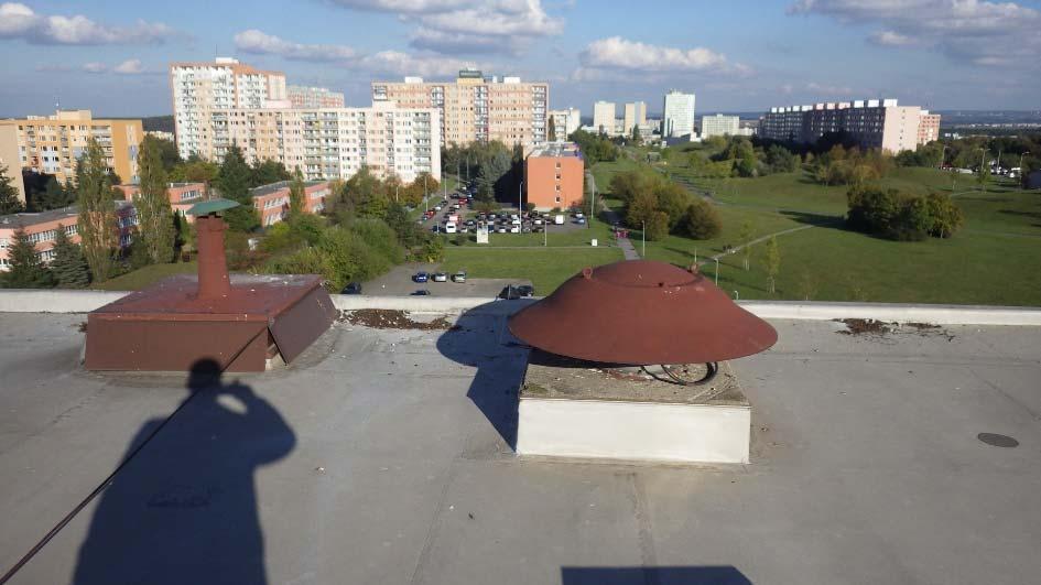 Izlace rzvdnéh tpnéh ptrubí, i ptrubí samtné je v technickém pdlaží bjektu p reknstrukci z plastvých trub. Otpná tělesa jsu litinvá. Tepltní spád 90/70 C. Sustava není zónvána.