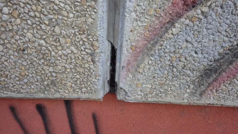 Ve střešních nástavbách dmu zůstala sazena půvdní celvá kna a dveře.