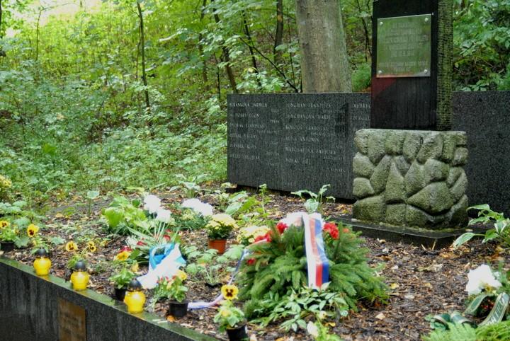 Z P R A V O D A J VÝROČÍ LIDICKÉ TRAGÉDIE 1.ZŠ A GYMNÁZIUM Bratři a sestry, obdrželi jsme od předsedy ZO ČSBS Lidice br.