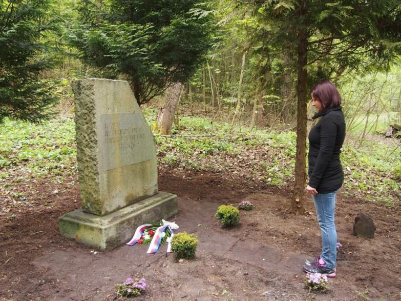 Po válce byl v místě bývalé vojenské střelnice postaven pomník věnovaný obětem kladenského gestapa.