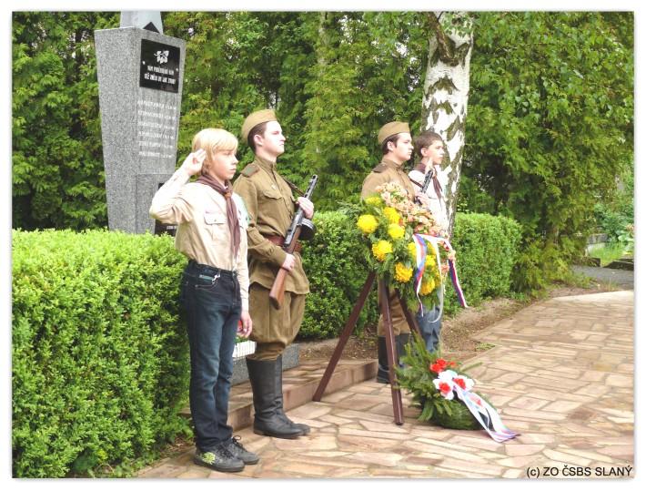 V čele členové Klubu vojenské historie v dobových uniformách spolu se skauty, kteří nesli věnce, za nimi starosta Královského města Slaný pan Martin Hrabánek, předseda ZO Slaný br. Jiří Schmied a 1.