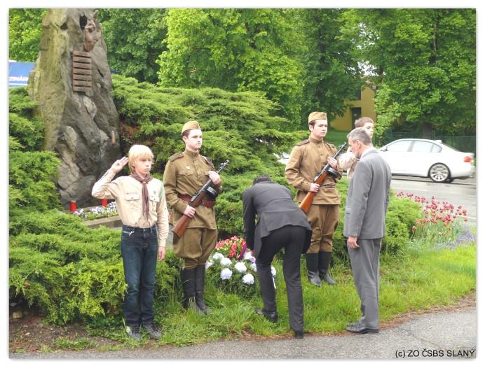 Zde po vykonání pietního aktu se ujal slova pan starosta Martin Hrabánek, který poděkoval všem přítomným za hojnou účast a ve svém projevu zdůraznil neustálou potřebu připomínat si tyto události,