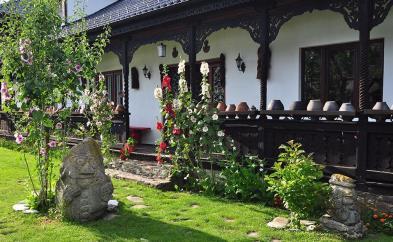 Zastávka ve vesnici Tarpesti - návštěva muzea tradičních řemesel a zvyků. Večer příjezd do Hura Humora Bukovina je také regionem s velmi zachovanými starými tradicemi a vynikající kuchyní.
