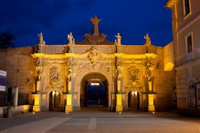 Přejezd do Alba Iulia Návštěva pravoslavné katedrály, katolické katedrály, systému opevnění