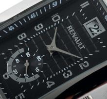 Pánske hodinky Renault Japonský strojček Quartz. Dve ručičky a špeciálne okienko pre sekundy. Oceľové púzdro ciferníku, remienok z imitácie krokodílej kože.