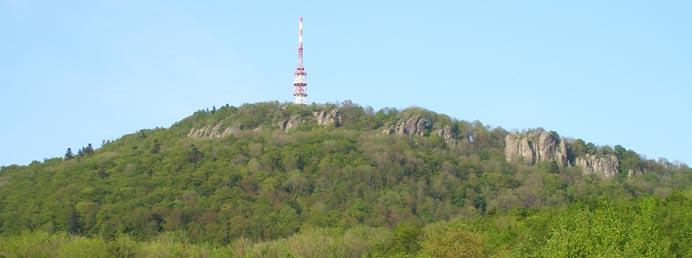 Pohľad na južné steny Sitna z Klastavskej doliny od Počúvadlianskeho jazera (Foto: Juraj Kóňa, máj 2013).