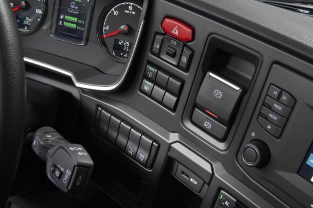 5 (9) Scania představuje elektronickou parkovací brzdu, vybavenou bezpečnostními funkcemi.