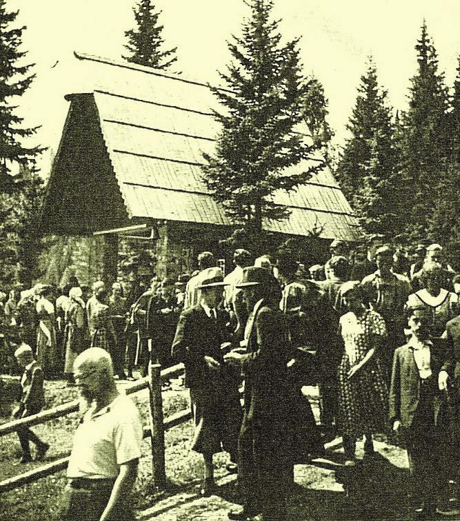 Pokljuška kapelica pozimi 1942. Maja 1945 je ni bilo več. Kadar smo bili na Pokljuki tudi otroci, je ob slovesnejših priložnostih organiziral petje pri maši.