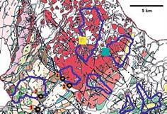 Scheelit je hojnější v hrubozrnných pyroxenických a granát-pyroxenických skarnech, zatímco v plagioklasem bohatých diopsidových horninách je spíše ojedinělý (Bubeníček 1966, Houzar 1982).