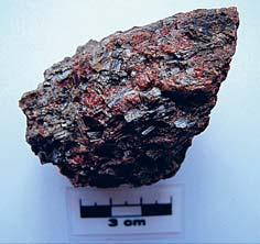 Acta rerum naturalium 8: 1 16, 2010 ISSN 1803-1587 zrna pyroxenu; místy do něj proniká amfibolový azbest; objevuje se i obecný amfibol (hornblend).
