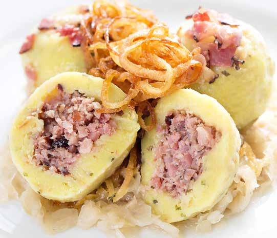 regionální recept regional recipe Regionales Rezept specialita specialty Spezialität BRAMBOROVÉ KNEDLÍKY PLNĚNÉ UZENÝM MASEM, SE ZELÍM A OPEČENOU CIBULKOU Potato dumplings stuffed with smoked meat,