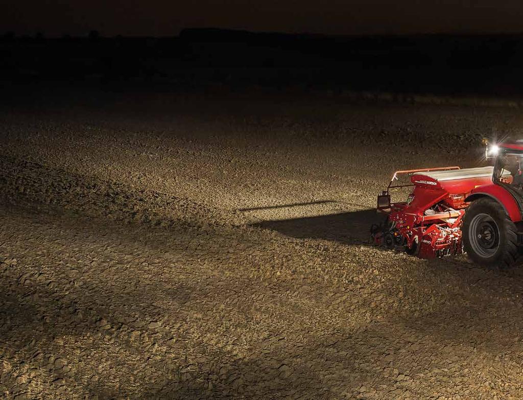 NEEXISTUJE LEPŠÍ MÍSTO Vaše pole. Vaše farma. Váš Maxxum. Při farmaření nemáte šanci sedět doma v kanceláři.