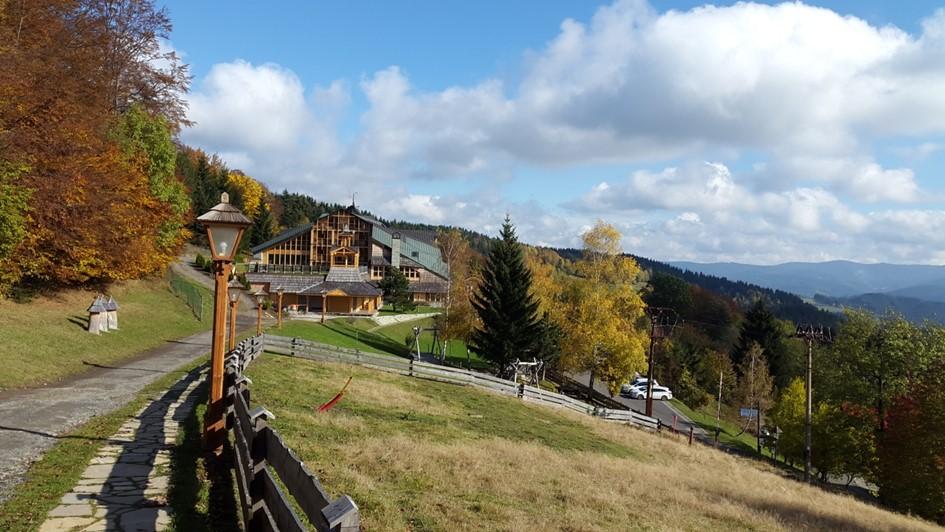 Strana 6 BULLETIN SDMG Obr. 1: Hotel Soláň Praha s r. o a GEFOS a. s. Za to jim patří velký dík. Dne 19. října 2016 v poledních hodinách v hotelu Soláň (obr. 1) zahájil konferenci doc. Ing.