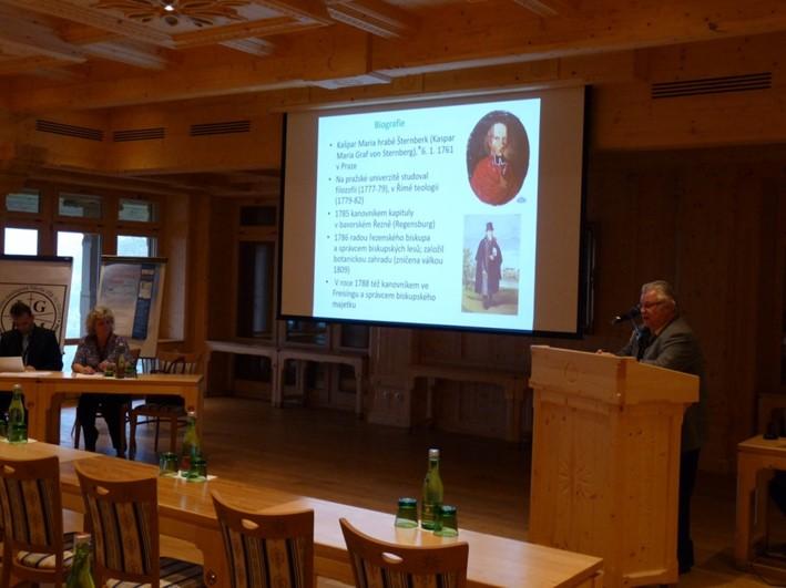 Obr. 2: Zahájení konference zleva: Ing. M. Malíř, doc. Ing. P. Černota, Ph.D, doc. JUDr. A. Király, Ph.D., Ing. Miroslav Novosad. Ph.D., doc. Ing. D. Vrublová, Ph.D. Obr. 6: Přednášející doc. Ing. Pavel Hánek, CSc.
