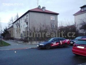 Z obývacího pokoje vstupujeme dvoukřídlým francouzkým oknem na balkón. Jádro je nově vyzděné a vznikla tak prostorná koupelna s vanou, umyvadlem, připojením na pračku a WC.