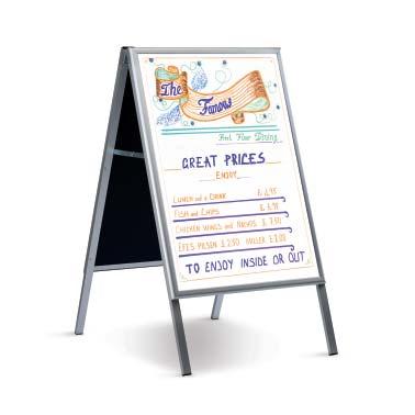 Pavement Signs 23 Dry Wipe A Board Tento pevný a odolný stojan ve tvaru A má bílý suchý otíratelný povrch vhodný pro popis křídami na vodní bázi.