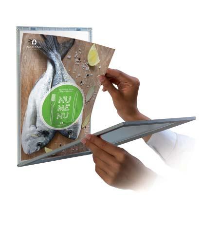 Paper, Canvas & Textile Frames 39 Magnetic Window Sign Tento dvoudílný okenní rám v rozměru A4 má magnetický kryt, který vám umožní rychle změnit grafiku.