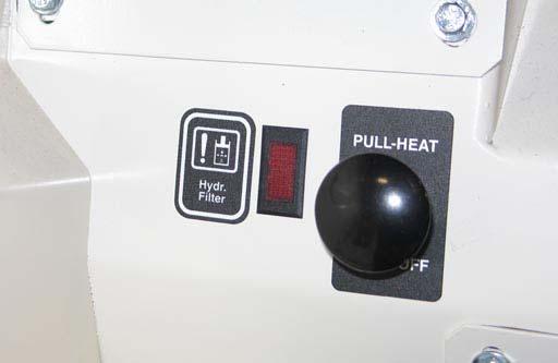 OBSLUHA INDIKÁTOR UCPANÉHO HYDRAULICKÉHO FILTRU Indikátor ucpaného hydraulického filtru se rozsvítí, pokud