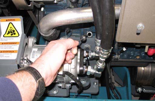 ÚDRŽBA MOTOR PRO VAŠI BEZPEČNOST: Před odchodem od zařízení nebo před jeho servisem zastavte na rovné ploše, zařaďte parkovací brzdu, vypněte zařízení a vyjměte klíček.