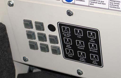 Jističe jsou resetovatelná zařízení pro ochranu elektrických obvodů, která zastaví přívod proudu při přetížení obvodu. Jakmile je jistič vypnut, musí být ručně resetován.
