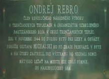 Pomník tvorí rozčlenený betónový kváder, na ktorom sú umiestnené dve pamätné tabule.
