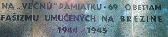 Vľavo dole sú mená autorov pamätníka. Na ľavej časti múru pamätníka je nápis- venovanie. 43.