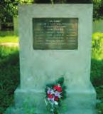 TU SPOČÍVA V KRISTU PÁNU SOLDAT FLORIA IAN REF. II. DARABANT NAR. ZOMREL 10. 4. 1945 POKOJ V PRACHU Tabuľa bola odhalená v roku 1955. *45 46.