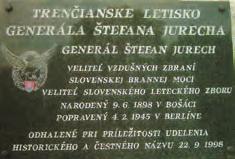 Na tabuli slovenský vojenský letecký znak a nápis: TRENČIANSKE LETISKO GENERÁLA ŠTEFANA JURECHA GENERÁL ŠTEFAN JURECH VELITEĽ VZDUŠNÝCH ZBRANÍ SLOVENSKEJ