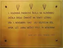 slovenská LETECKÁ ŠKOLA Na jej čele stál významný letecký akrobat Július TRNKA. V rokoch 1948-1949 velil leteckej divízii v Trenčíne.
