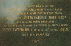 sa nachádza na dome č. 447. Na tabuli je nápis: V TOMTO DOME DŇA 6.11.1944 PREPADLI OZBROJENÍ GARDISTI A GESTAPÁCI SLOVENSKÝCH A SOVIETSKYCH PARTIZÁNOV.