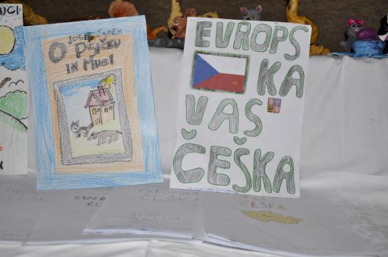 Prebrali smo knjigo Josefa Čapka,»O psičku in muci«. Obiskal nas je Ninov dedek in nas naučil nekaj čeških besed.