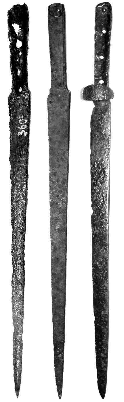 116 Petr Žákovský spodní ploše (obr. 5). Na řap je konečně nanýtována i masivní tordovaná hruškovitá hlavice o délce 43 mm, přičemž její maximální průměr dosahuje 43 mm.