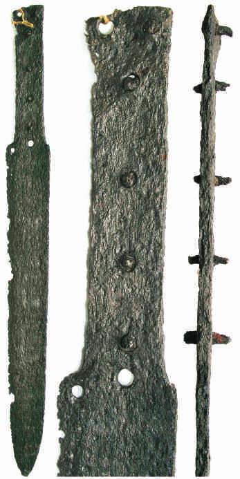 HU 168, 613/73). Photo by P. Žákovský. měkké železné jádro bylo nakováno ocelové ostří. Na čepel pak plynule, bez odsazení, navazuje zbytek řapu o dochované délce 46 mm, šířce 22 mm a tloušťce 6 mm.