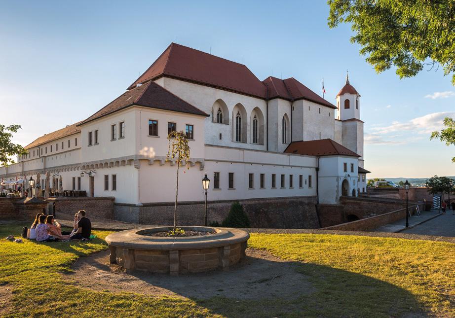 Na velkém nádvoří nad hradní studnou je nainstalována zvonkohra, která hraje v každou celou hodinu jednu z 32 skladeb.