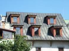 Nevhodné zjednotenie strechy dvoch domov do jednej roviny s rovnakou výškou hrebeňa strechy,