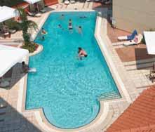 Hoteloví hosté mohou zdarma využívat bazén se slunečníky a lehátky v hotelu Flisvos Royal (cca 10 m přes silnici). Snídaně i večeře jsou formou bufetu.