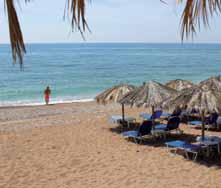 Hotel se nachází pouhých 15 m od moře a slavné pláže Kalo Nero, od které je oddělen pouze pobřežní cestou.