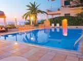 Hotel se nachází na místě plném svěží zeleně u břehů Jónského moře a nabízí tak ideální podmínky pro klidnou dovolenou.