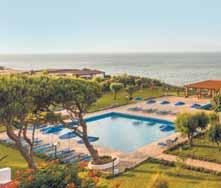 Od pláže je hotel oddělen pouze zahradou a poskytuje nádherný výhled na Patraský záliv. Dominantou komplexu je maják, který se využívá jako bar.