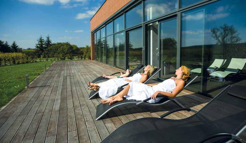 POLOPENZE BAZÉN WHIRLPOOL SAUNA PÁRA A SOLNÁ KOMORA PERFEKTNÍ SPORTOVNÍ VYŽITÍ NA ÚPATÍ NÍZKÉHO JESENÍKU HOTEL S-PORT VÉSKA Dolany Véska, Morava NOVINKA TÝDENNÍ CVIČENÍ V ČR CVIČENÍ V ZAHRANIČÍ n