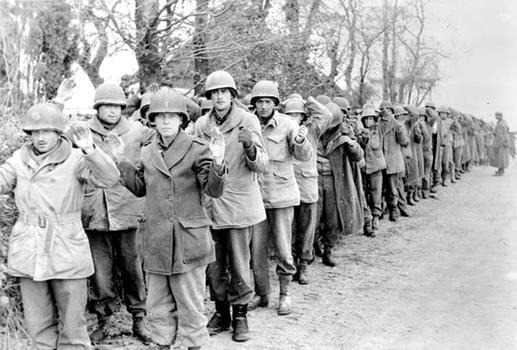 17.* Prezrite si pripojenú fotografiu viažucu sa k poslednej ofenzíve nemeckých vojsk na západnom fronte a odpovedzte na nasledujúce otázky.
