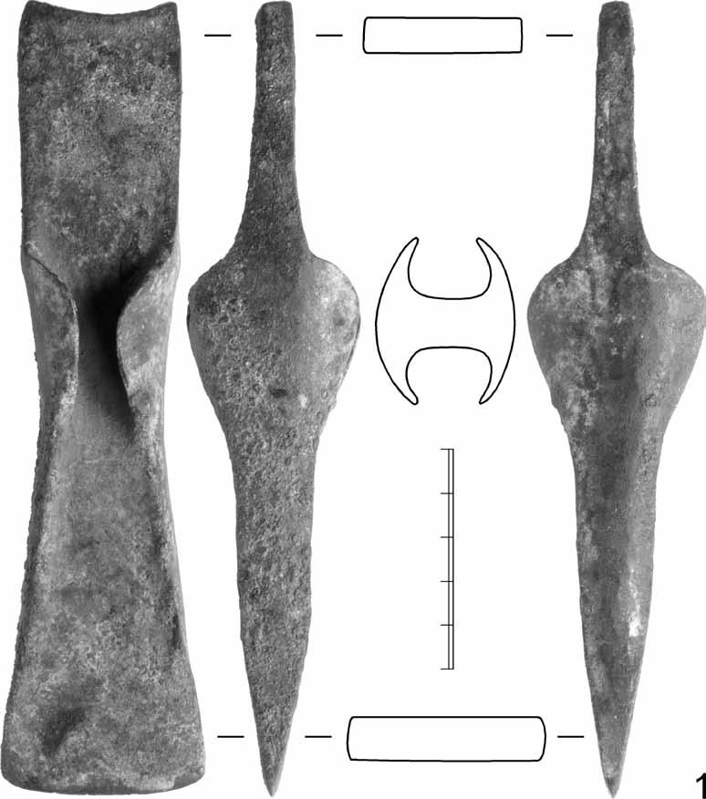 Obr. 2. Pyšely, okr. Benešov. 1 bronzová sekera se středovými laloky. Měřítko u obr. 2-5 je 4-5 cm. Kresba M. Ernée, foto H. Toušková.