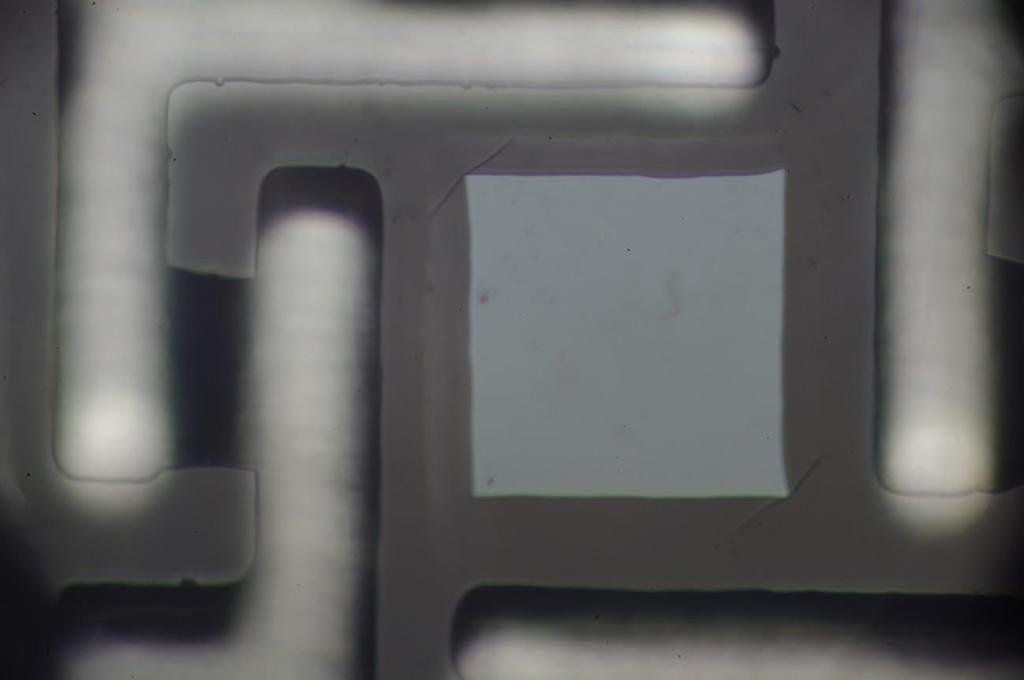 36 Neúplně podleptaná mikromembrána 600 µm.