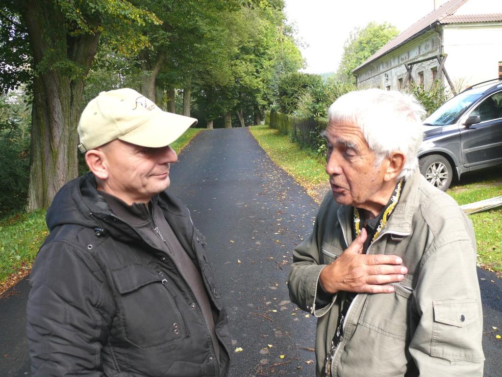 2. Ročník Číslo 8 PO STOPÁCH ODBOJOVÉ SKUPINY R-3 kostela do svého domu větší množství zbraní, střeliva a výbušnin a starali se o ně až do postupného vyskladnění mezi ostatní členy odboje.