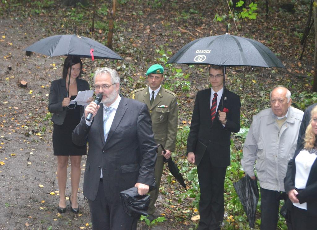 2. Ročník Číslo 8...U JÁNA V KLADNĚ tragédii. S historií osudného dne 12. září 1944 nás seznámil Jan Samuel Šitta, bývalý žák 10. ZŠ Kladno.