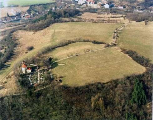 ARCHEOLOGICKÝ VÝZKUM Systematický výzkum ARÚ Praha 1972-1990 - hlavní pozornost věnována výzkumu akropole (M.