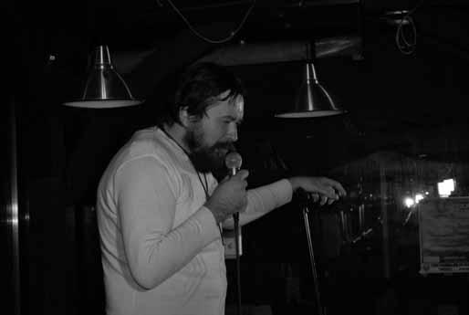 OPEN MIC (ODPRTI MIKROFON) V FOERSTERS'U Komiki smo končno dobili lokal, kjer se vsak ponedeljek zvečer dobimo in se skozi smeh družimo in delimo dobre in slabe nasvete glede nastopa, ki smo ga