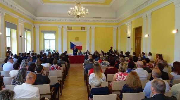 Novým absolventům byla slavnostně předána maturitní vysvědčení za účasti rodičů v aule školy.