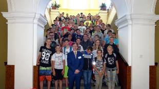 Věříme, že ale nikdo účasti na vydařené akci nelitoval: její účastníci si užili nejen soutěžení, ale i zábavy, prohlédli si školu a výherci si odnesli sladkou odměnu i hodnotné ceny od